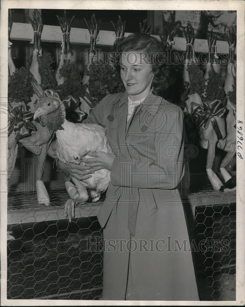 1945 Press Photo Miss Ruth Ragans shows off turkey after purchasing Victory bond - Historic Images