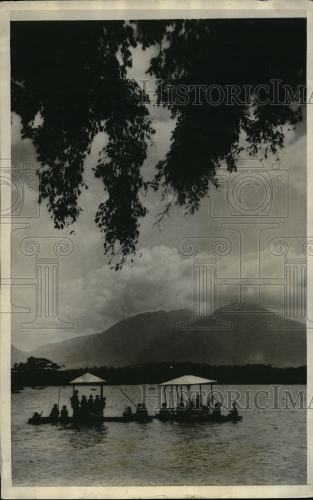 1931 Press Photo Javanese boatmen use oars & roles like their forefathers - Historic Images