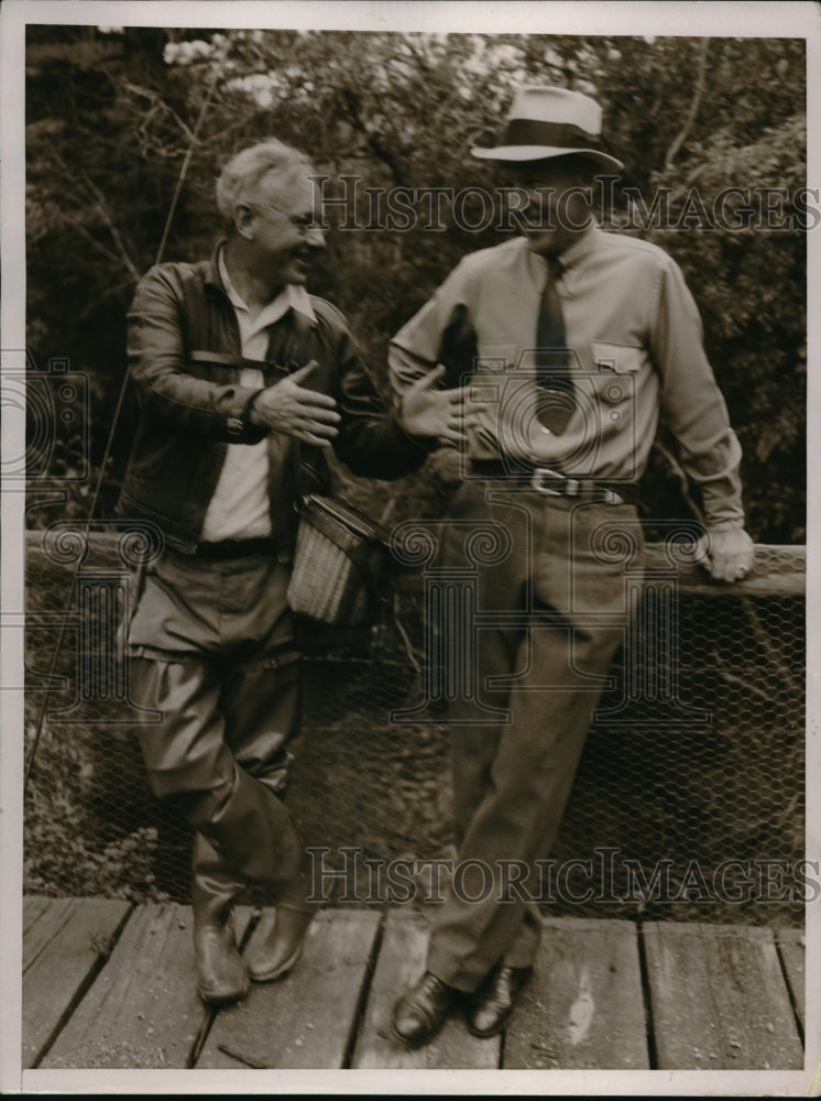 1938 Press Photo Gov. Alfred M Landon is showing - Historic Images