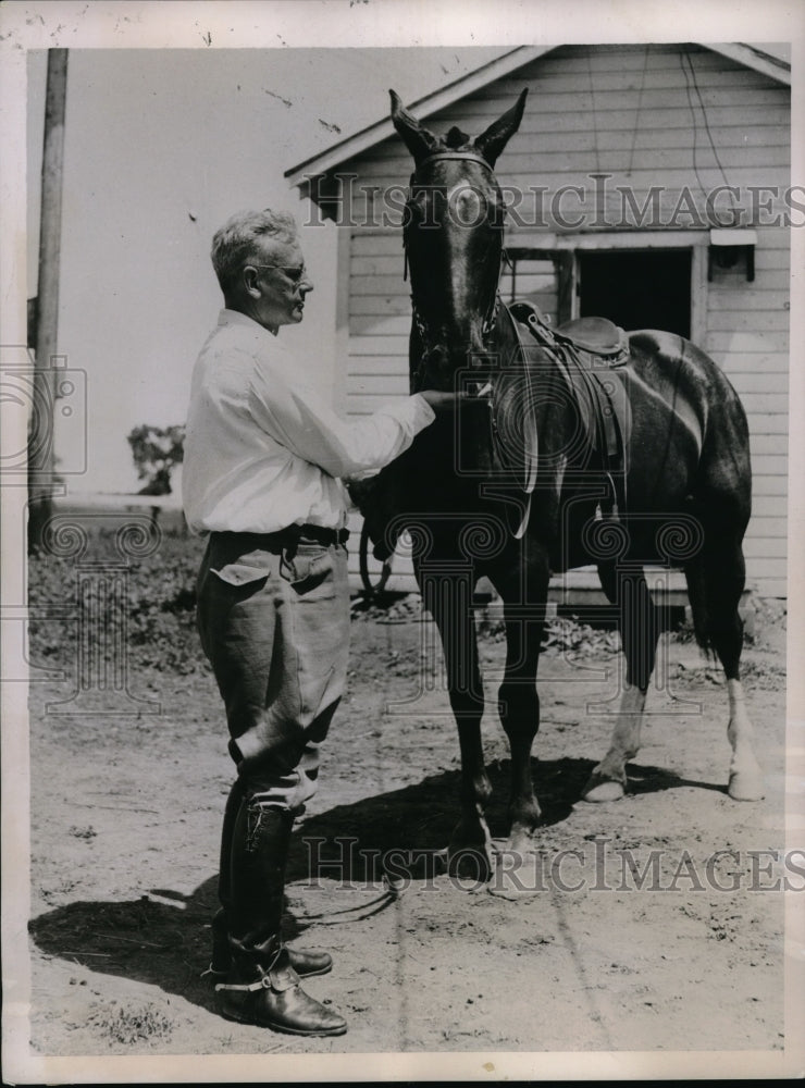 1936 Press Photo Gov Alf Landon of Kansas prepares to ride his horse on-Historic Images