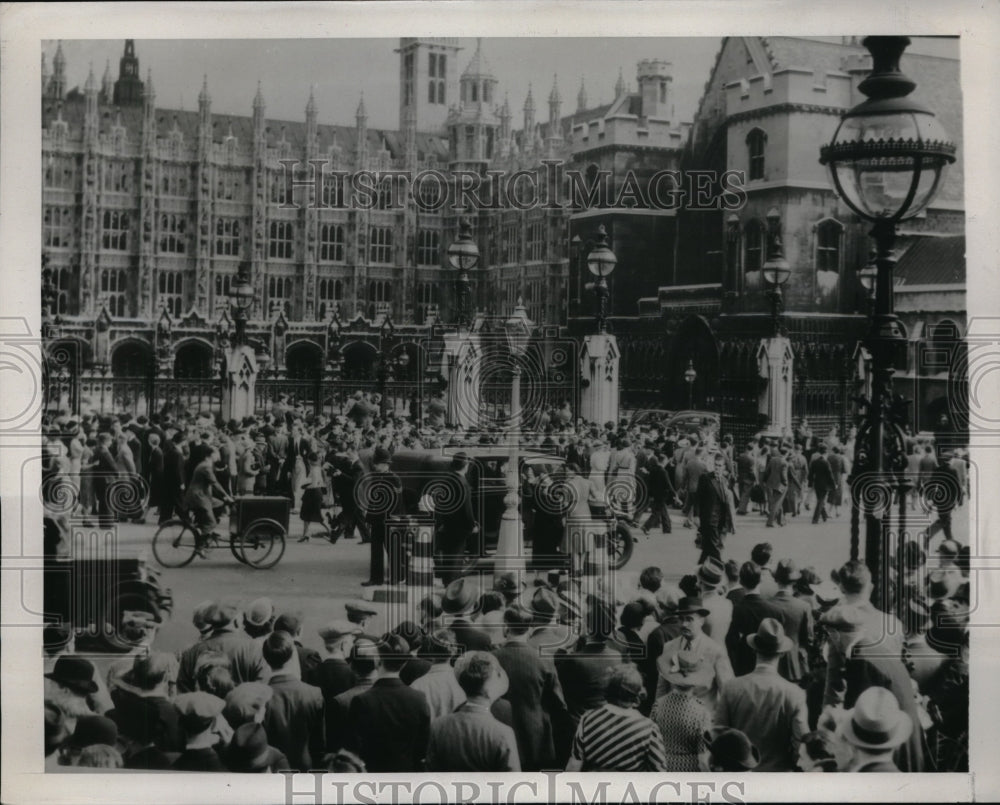 1939 Press Photo Crowd Outside British Parliament Buildings - Historic Images