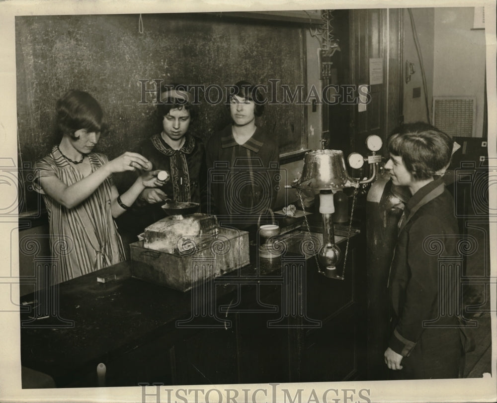 1926 Press Photo Virginia Trelease of Northwestern Univ. Fries Egg Over Ice-Historic Images