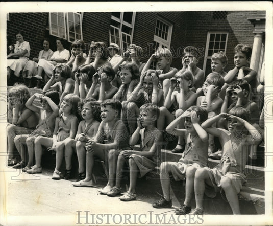 1936 Press Photo Children at YWCA Watch St. George and the Dragon Play - Historic Images