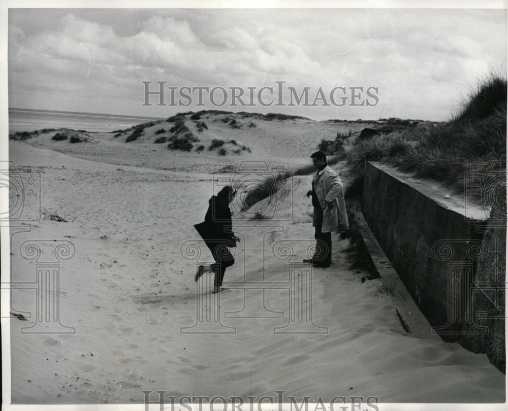 1964 Press Photo French Couple Visit Omaha Beach - Historic Images