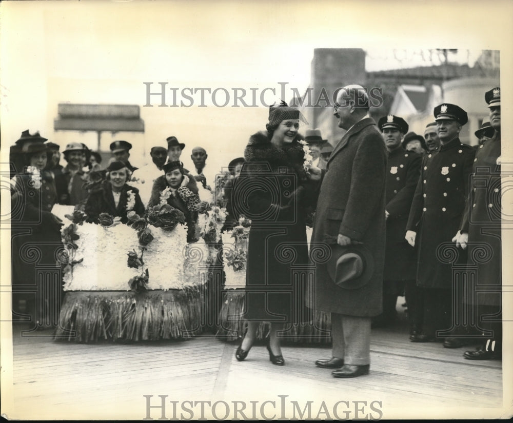 1938 Press Photo Mayor C. D. White, Mrs. M. L. Myerhoff - Historic Images