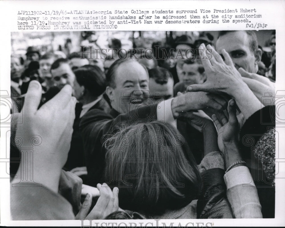 1965 Press Photo Vice President Hubert Humphrey, Georgia State College students - Historic Images