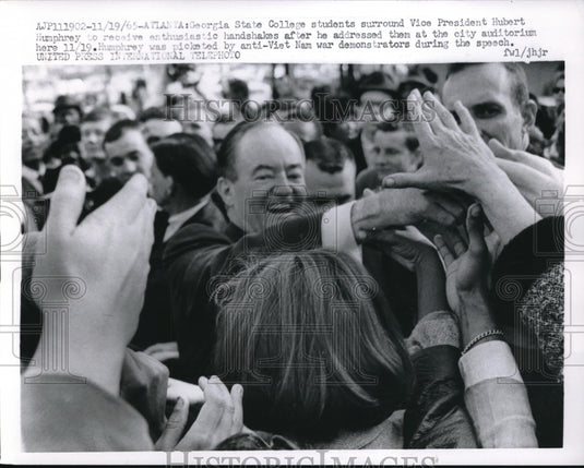 1965 Press Photo Vice President Hubert Humphrey, Georgia State College students - Historic Images