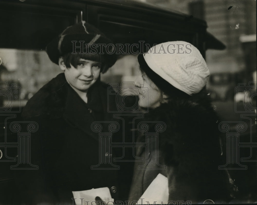 1927 Press Photo Grace Angela Hall Taken To Denver Jail To Reunite With Father - Historic Images