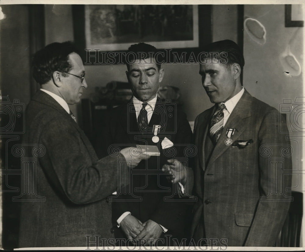 1928 Press Photo Louis James Rosenberg presenting the gists of the King - Historic Images