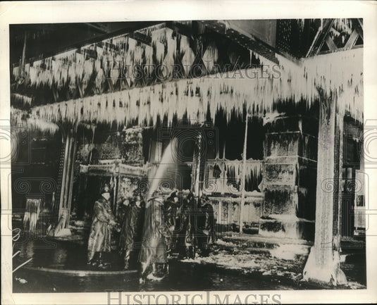 1931 Press Photo Firemen battle a fire in freezing weather at Greenwich Street - Historic Images