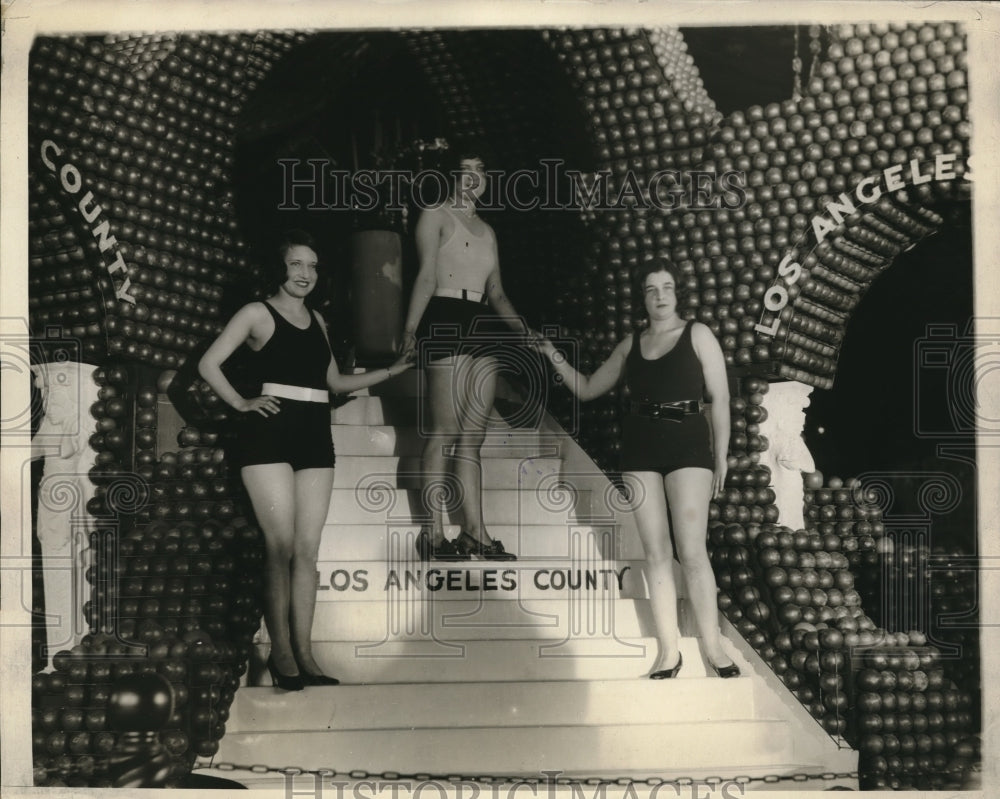 1930 Press Photo LA, Calif Orange juice show & bathing beauties - Historic Images