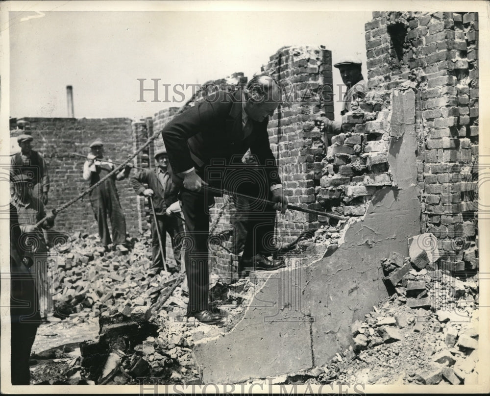 1934 Press Photo Tenement House Commissioner Langdon W. Post demolishing. - Historic Images