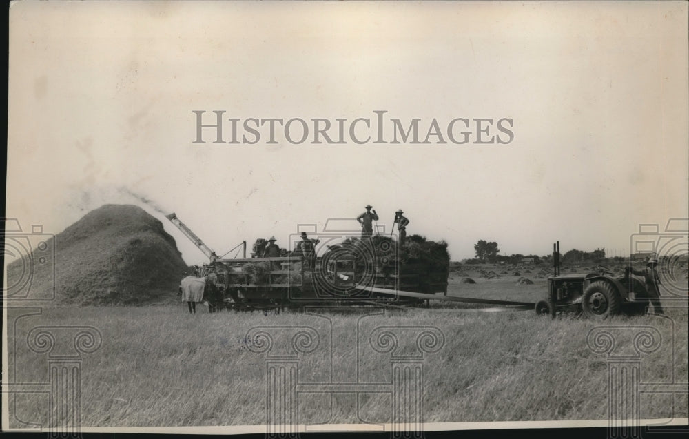 1938 Press Photo Threding Outfit In Action - Historic Images