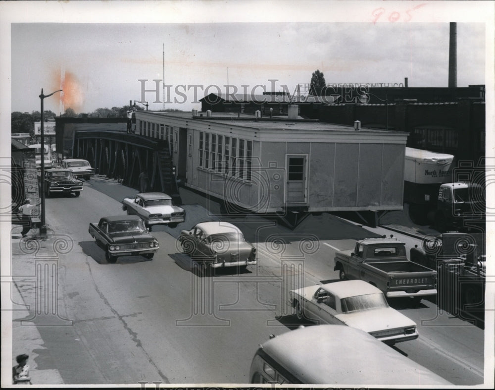 1962 Press Photo Mobile Classroom Squeezes Onto Main Street Bridge - Historic Images