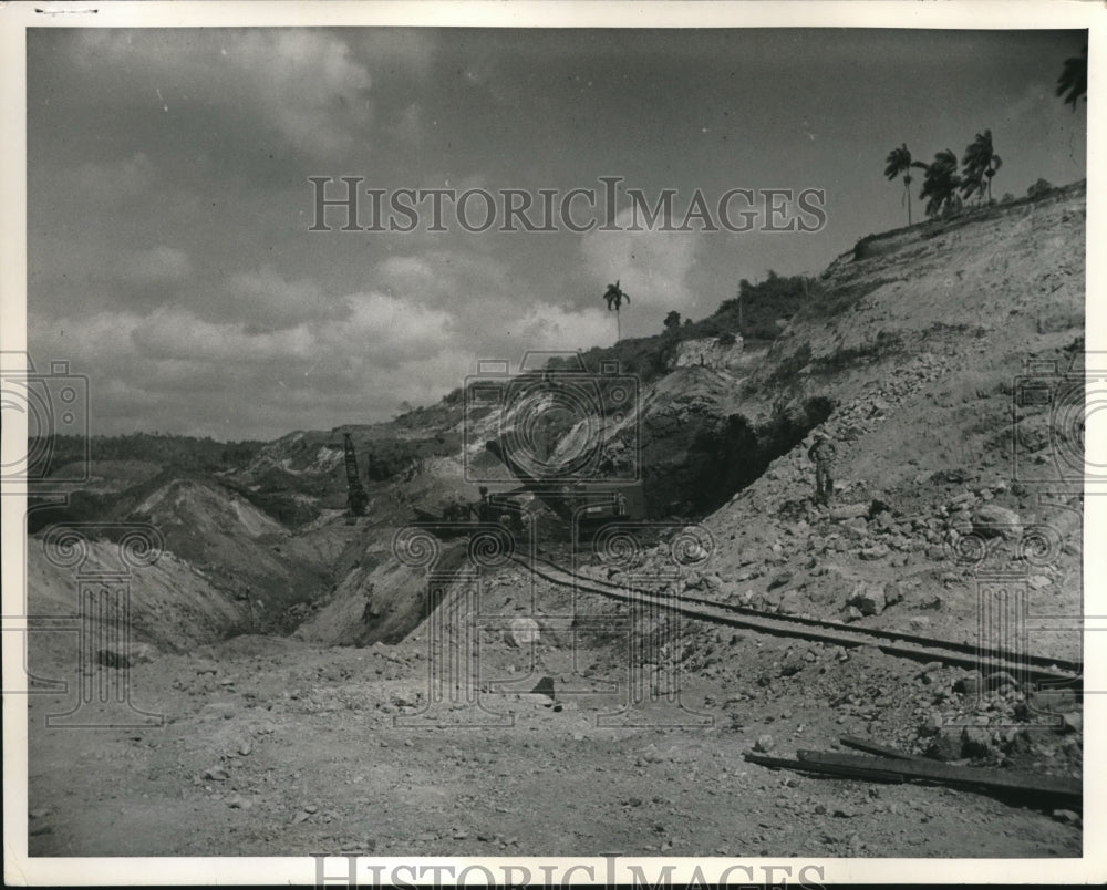 1940 Press Photo Excavating And Loading Manganese Ore - Historic Images