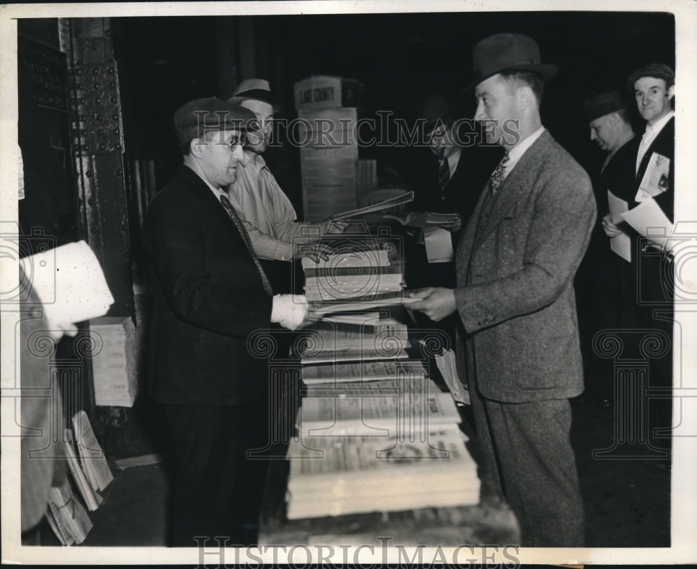 1937 Press Photo New York grape buyers at the market getting bulletins. - Historic Images