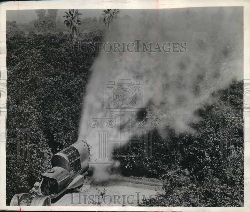 1944 Press Photo Machine Sprays Pesticides and Insecticides on Crops - Historic Images