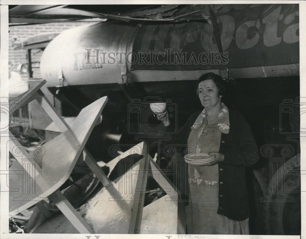 1932 Press Photo Mrs Ada Strever hold only dish that was not broken by the crash - Historic Images