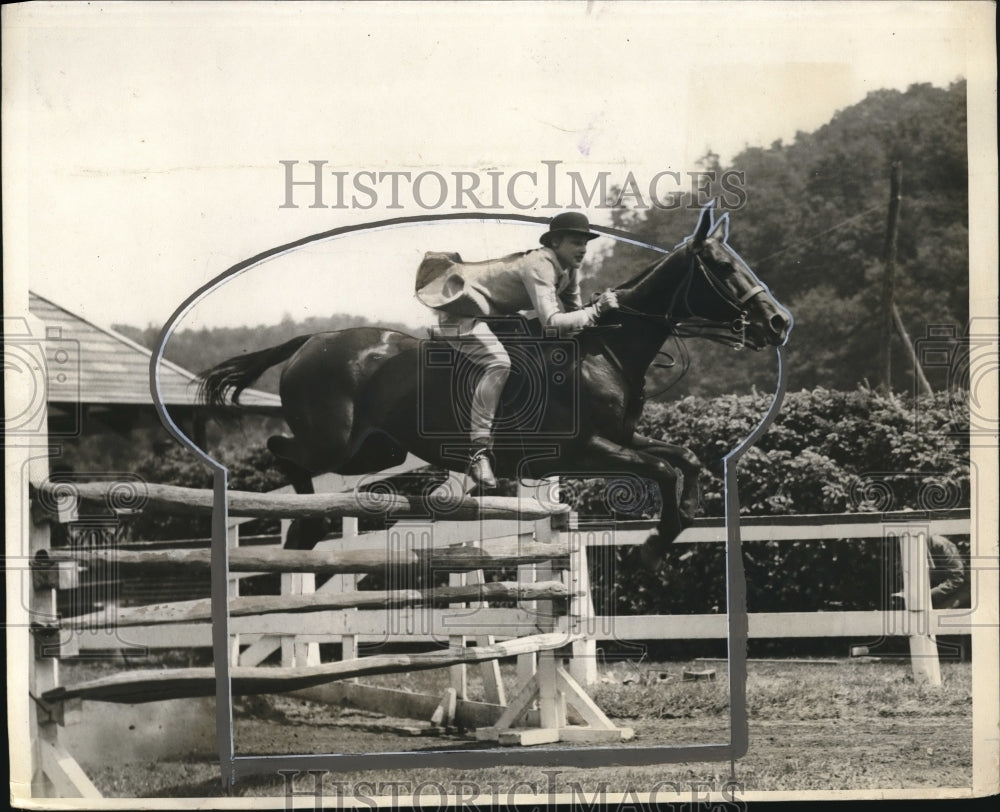 1930 Press Photo Equestrian Marian Wickes Jumps Horse at Tuxedo New York Show - Historic Images