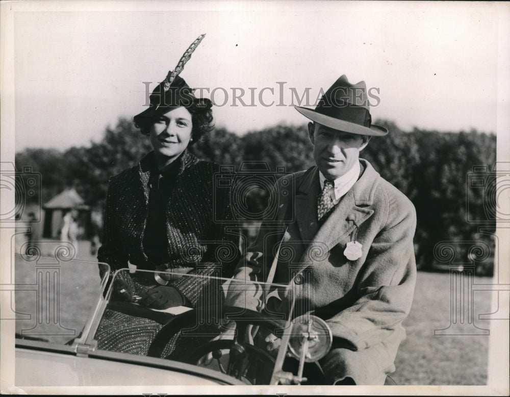 1936 Press Photo Mrs.Clark Winter and Clifton Jones at West Hills Horse Race - Historic Images