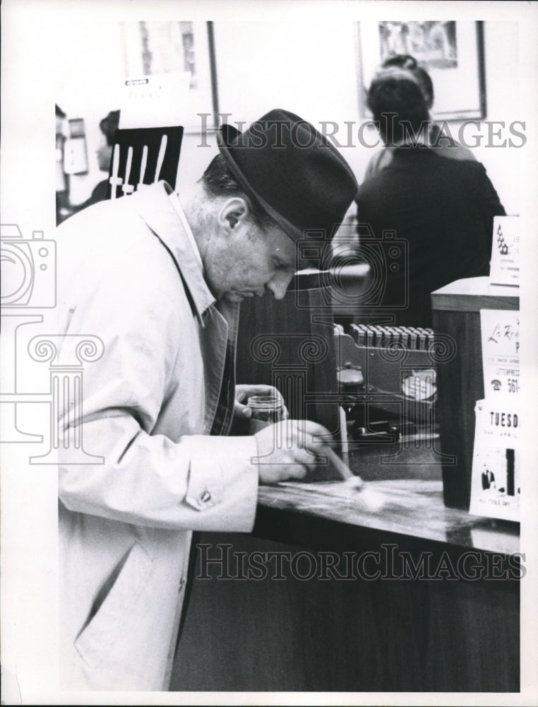 1988 Press Photo Detective Ralph Schaefer Dusting For Prints - Historic Images