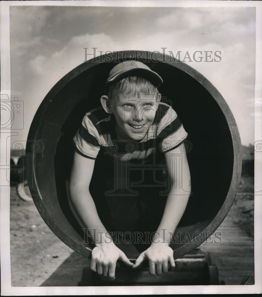 1950 Press Photo Natural Gas Pipe Gives Teen Frankie McPortland Hiding Place - Historic Images