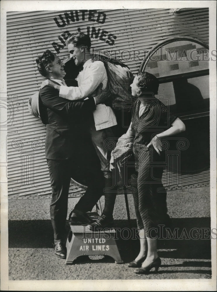 1932 Press Photo Author Carveth Wells and Wife Embrace Son at Airport - Historic Images