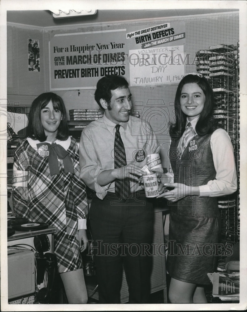 1969 Press Photo March of Dimes Volunteers Marlene Klein Larry Morrow &amp; Villari-Historic Images