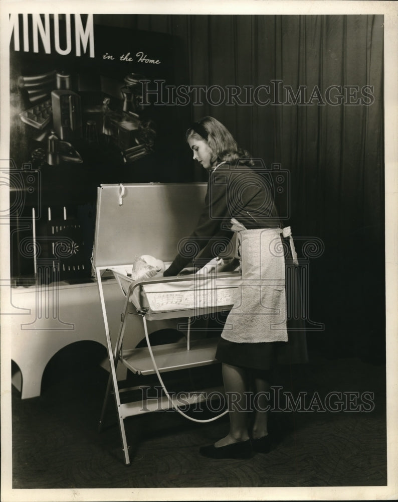 1946 Press Photo Mother Washes Infant in Trimble Baby Bath In Rochester NY - Historic Images