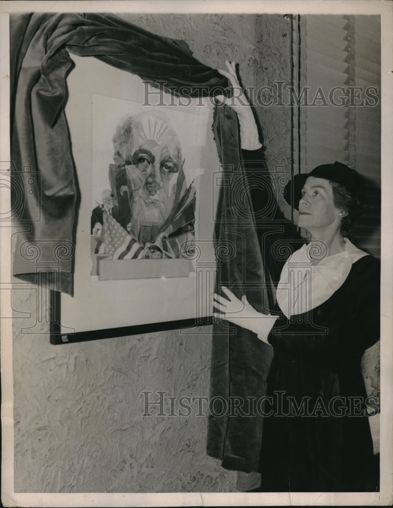 1936 Press Photo Edith Maxon With Composite Sketch of Roosevelt at NYC Exhibit - Historic Images