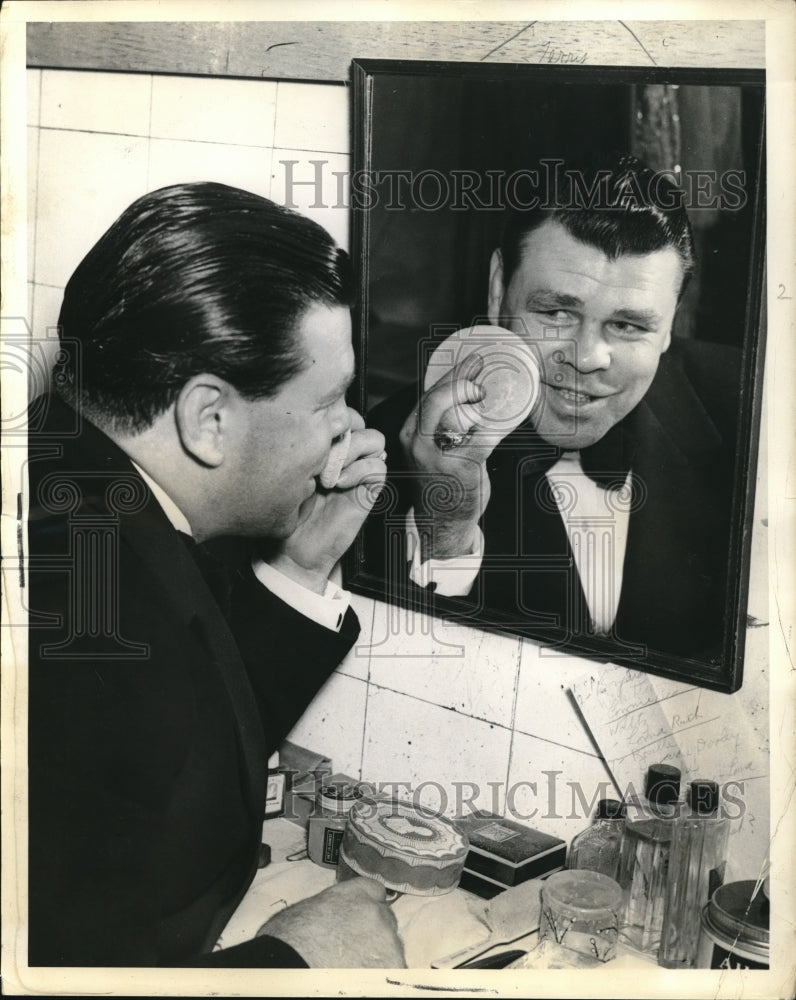 1937 Press Photo Boxing Champ Mickey Walker Powders Nose Before Club Debut - Historic Images