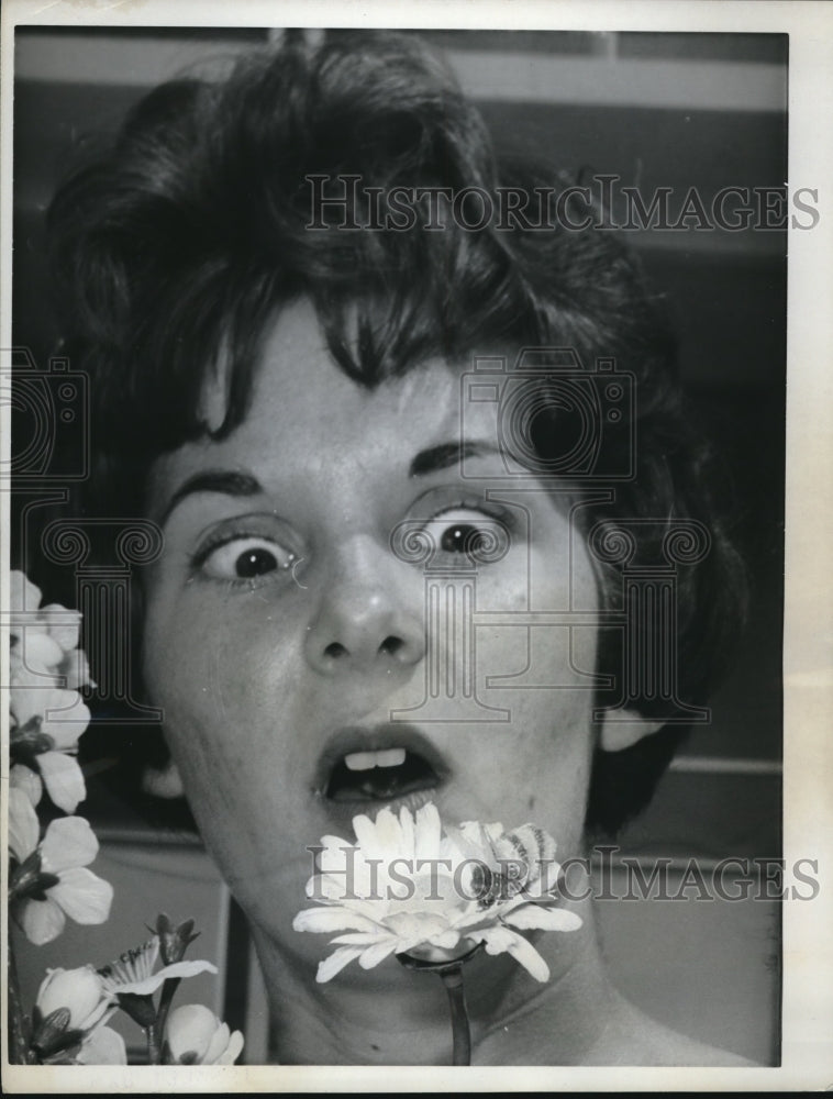 1962 Press Photo Conni Allen Surprised by Bee on Daisy - Historic Images