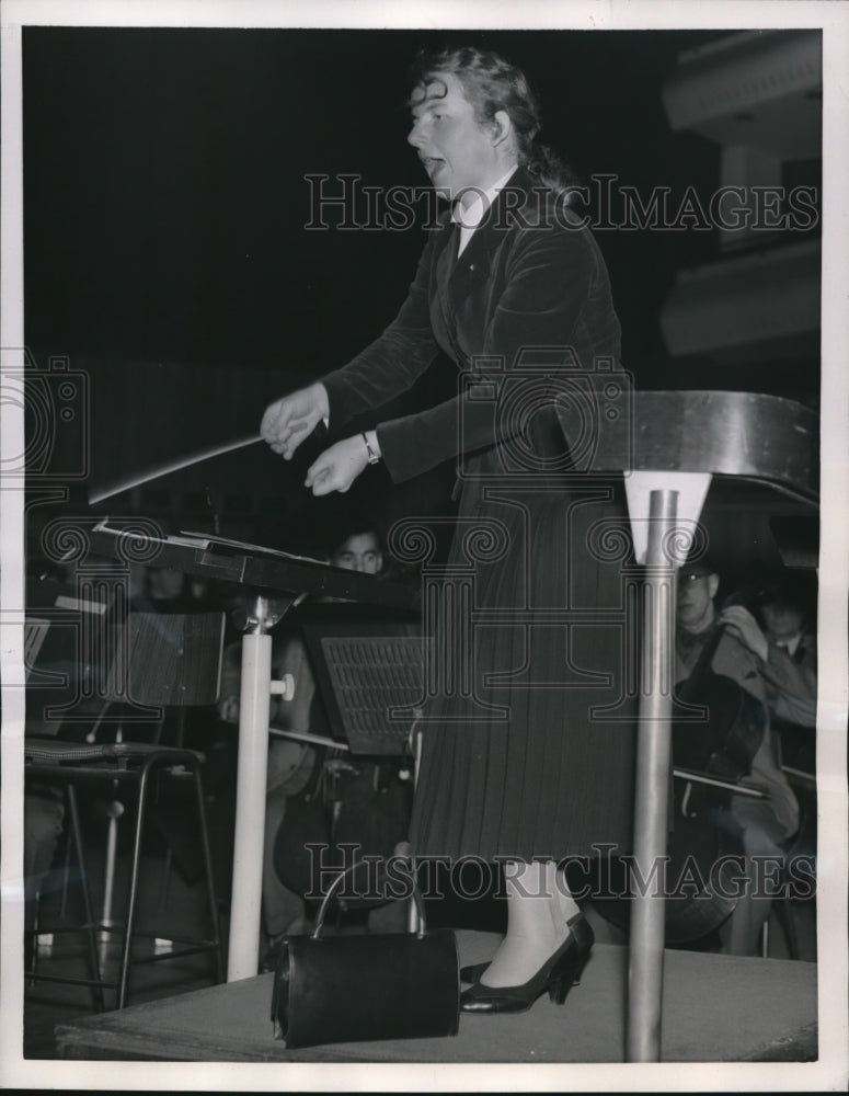 1957 Press Photo Swiss Conductor, Hedy Salonin conducts Pro Arte Orchestra-Historic Images