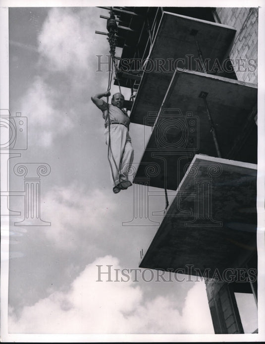 1957 Press Photo FLA. builder Terrell Murrell inspects his new co-op - Historic Images