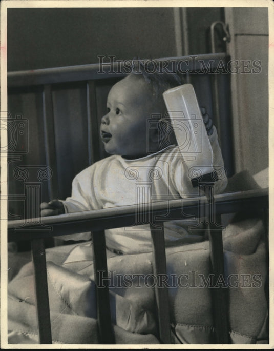 1954 Press Photo Baby with new unbreakable plastic baby bottle - Historic Images