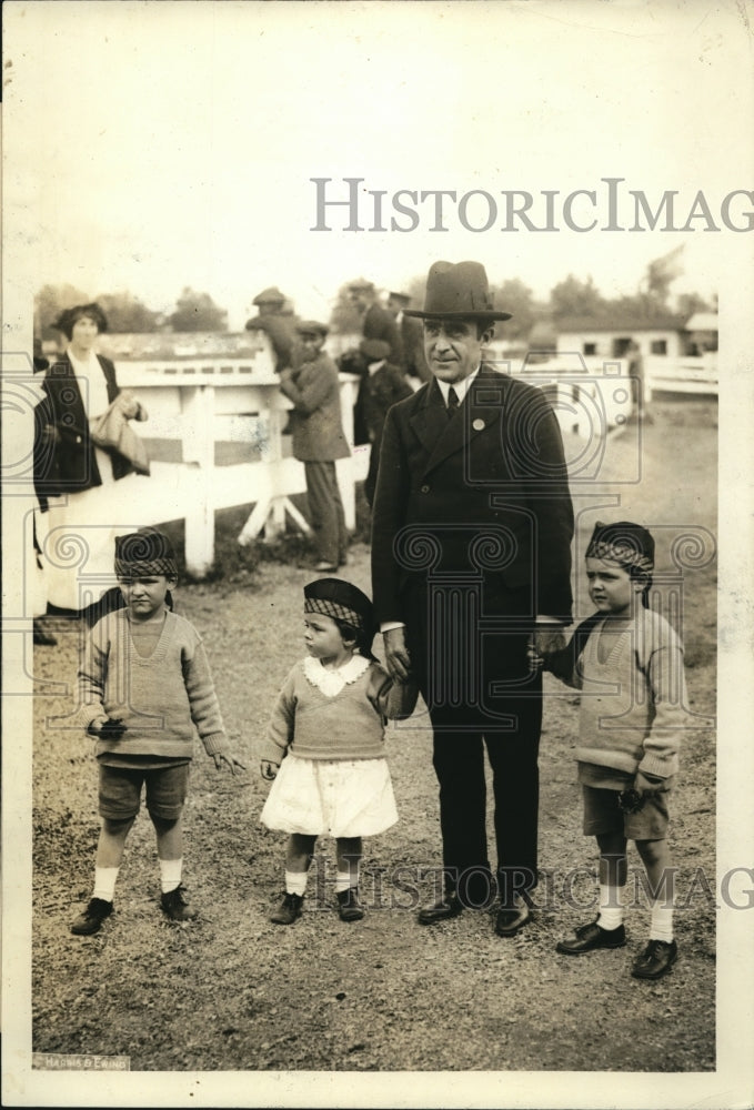 1923 Press Photo Admiral Cary T. Grayson ( physician to pres. Wilson )&amp; kids-Historic Images