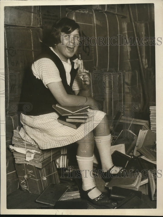 1926 Press Photo Pearl Antonetti Sitting On Books Eating Popsicle - Historic Images