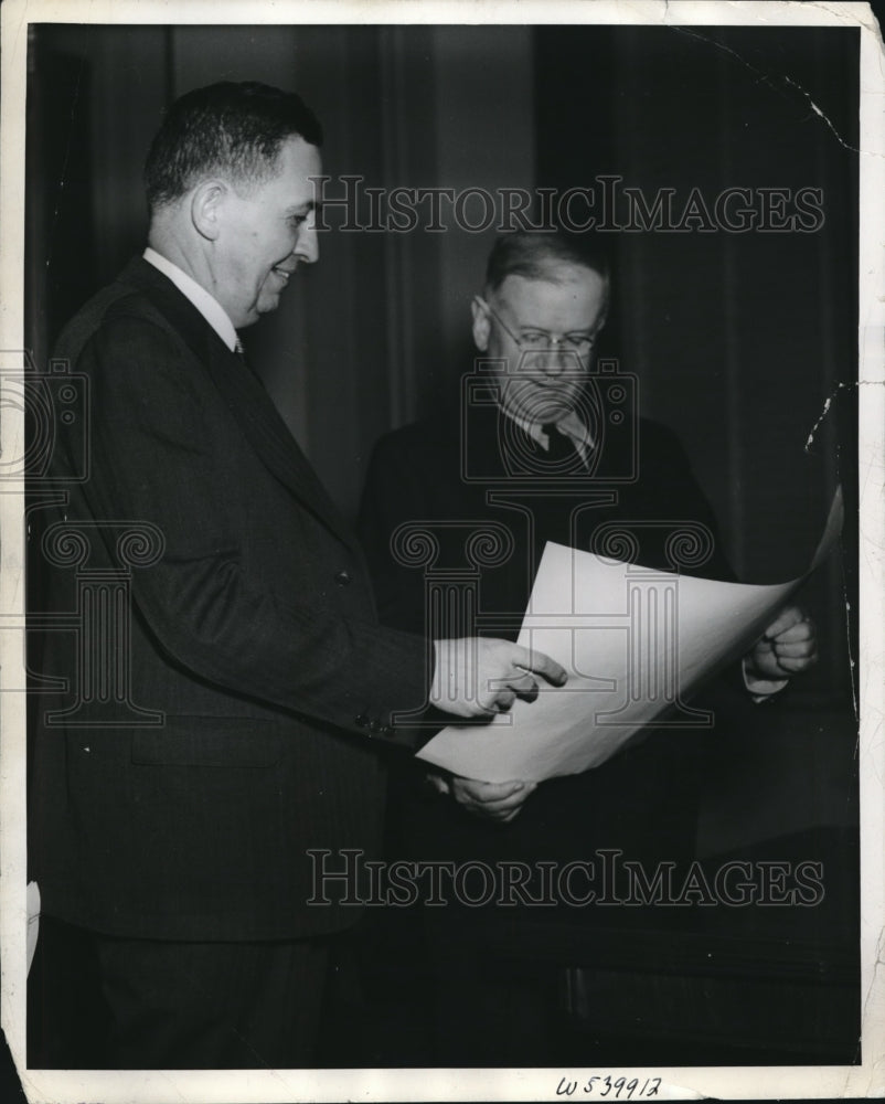 1940 Press Photo Harold L Ickes Presenting Alvin J Wirtz With Formal C ...