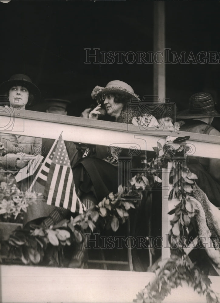 1920 Press Photo Mrs. Thomas T. Logan at Horse show - Historic Images