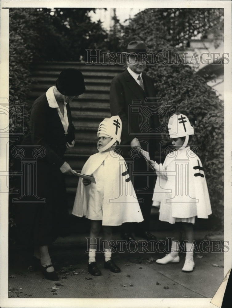 1931 Press Photo Cute Kids Sell First Tuberculosis Christmas Seals For 1931 - Historic Images