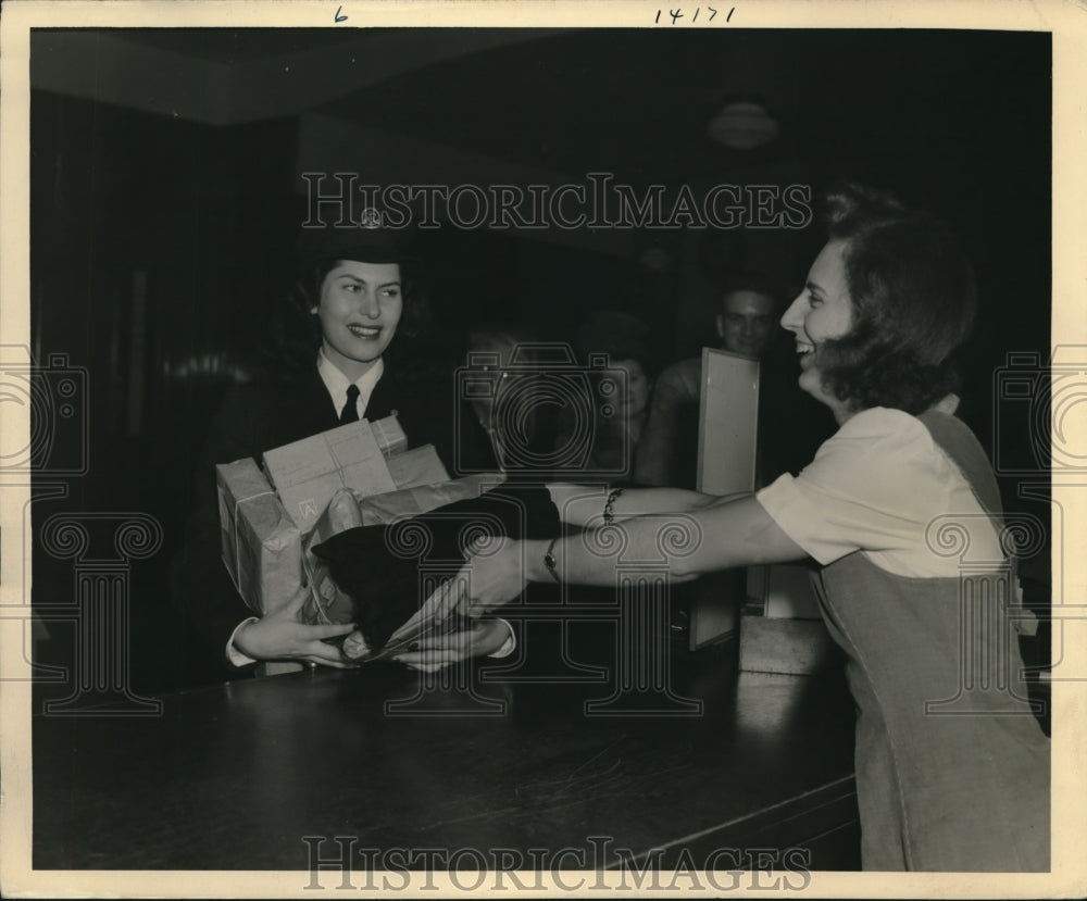 1943 Press Photo Mrs. Anderson Brings Packages To Post Office - Historic Images