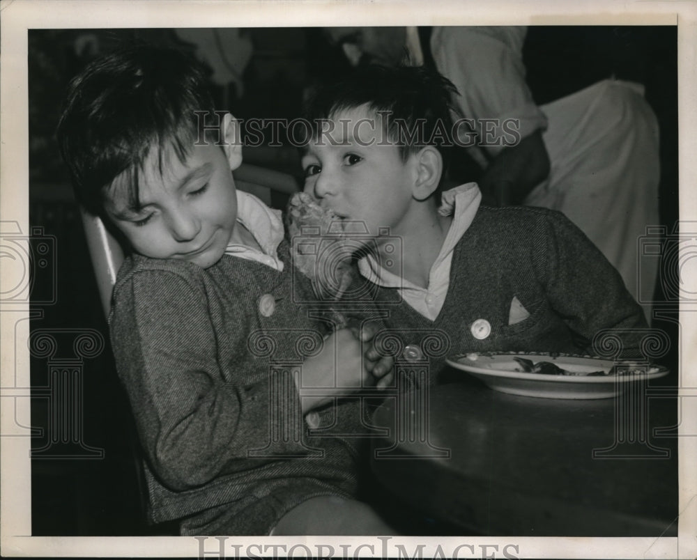 1939 Press Photo Joe Abbatisa Asleep As Twin Brother Takes Bite Of Turkey Leg - Historic Images