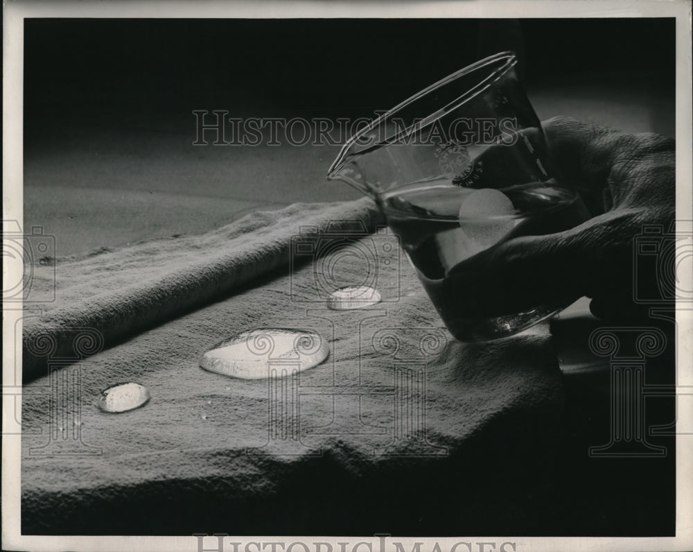 1946 Press Photo Water resistant Areobond developed by Floyd E. Bartell - Historic Images