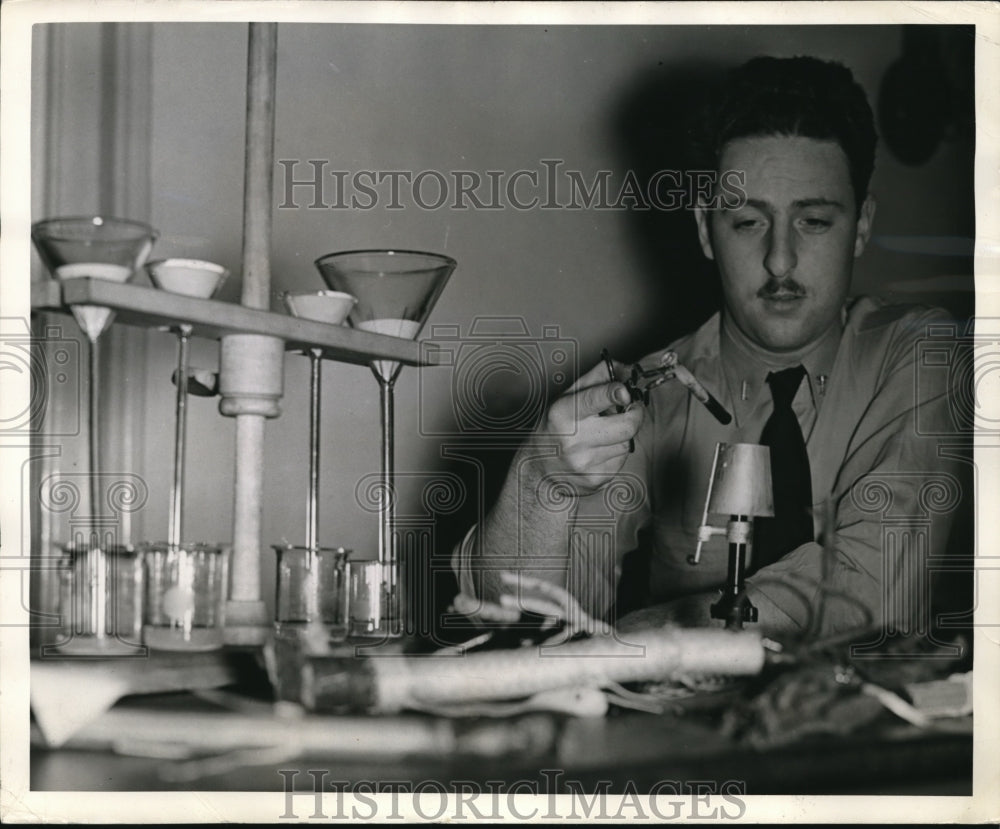 1943 Press Photo Ensign Seymor Levinson Chemist Tests For Deadly Gases - Historic Images