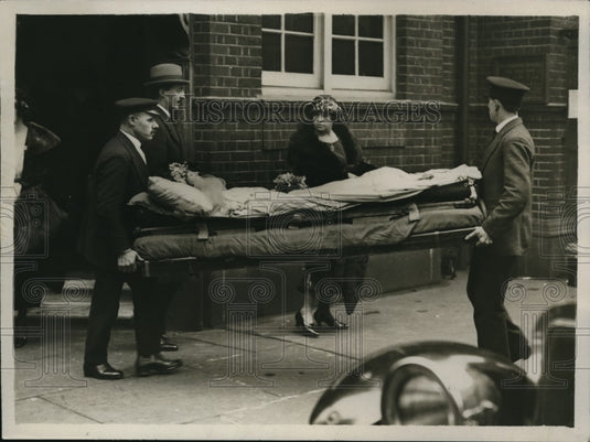 1922 Press Photo Capt. Newall Of The RAF Weds May D Weddell Who Was On Stretcher - Historic Images