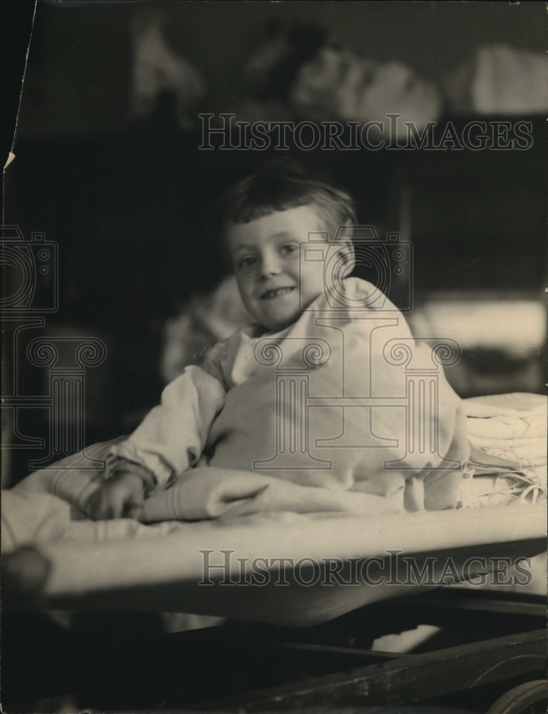 1924 Press Photo young torture victim Billy Mehegan recovers in Boston Hospital - Historic Images