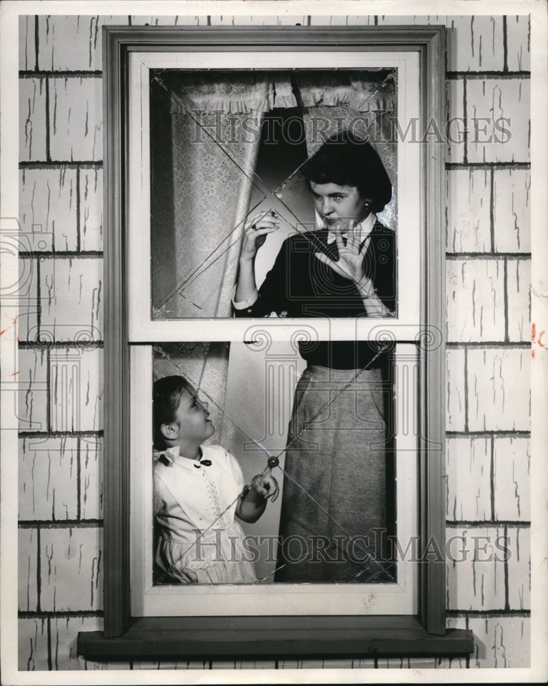 1951 Press Photo Do it yourself Stain/Plate Glass Window - Historic Images