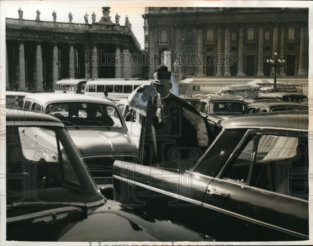 1962 Press Photo Roman Catholic Priest Lost in Vatican City Traffic Jam - Historic Images