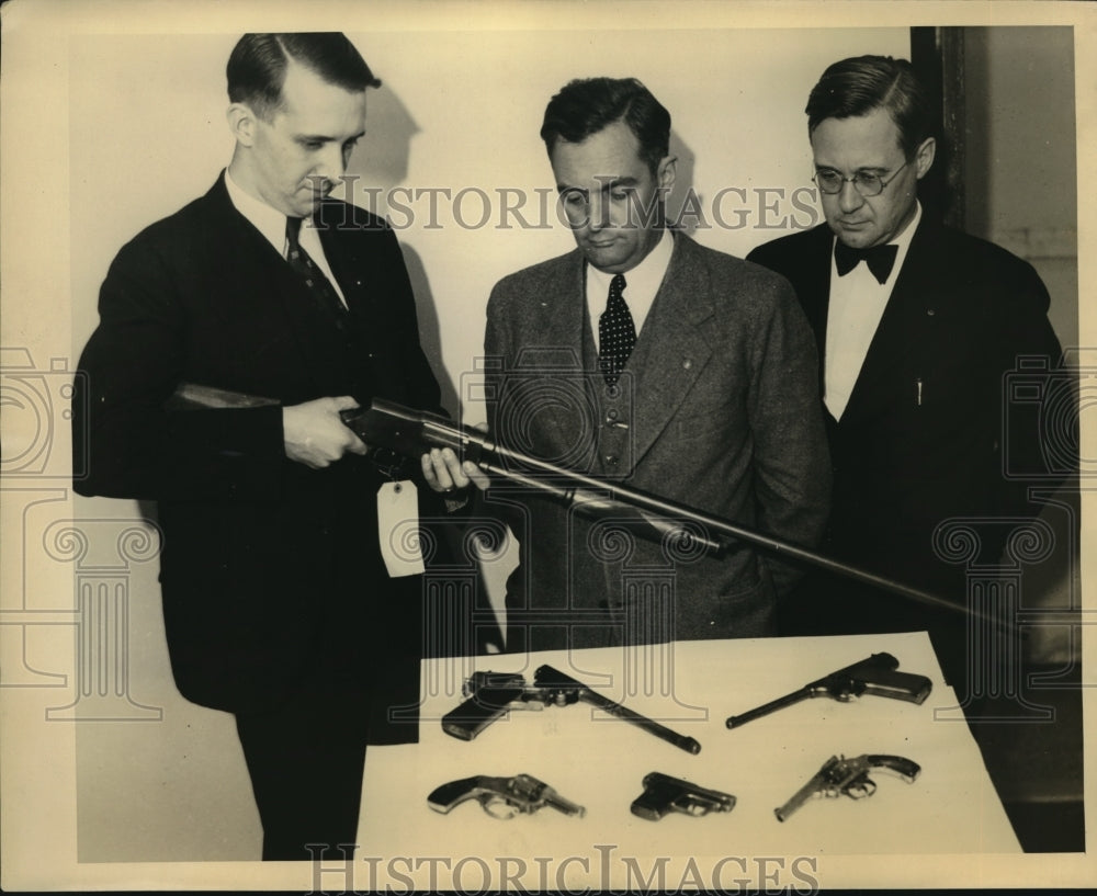 1931 Press Photo Attorneys Max Weston, William D. Knight, Robert Nash with Guns - Historic Images