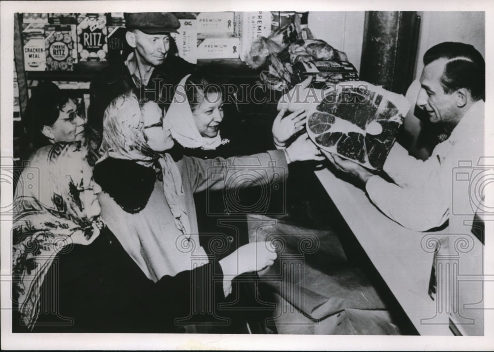 1953 Press Photo Louis McClarren of Metz Supermarket With New Zealand Steak Ohio - Historic Images